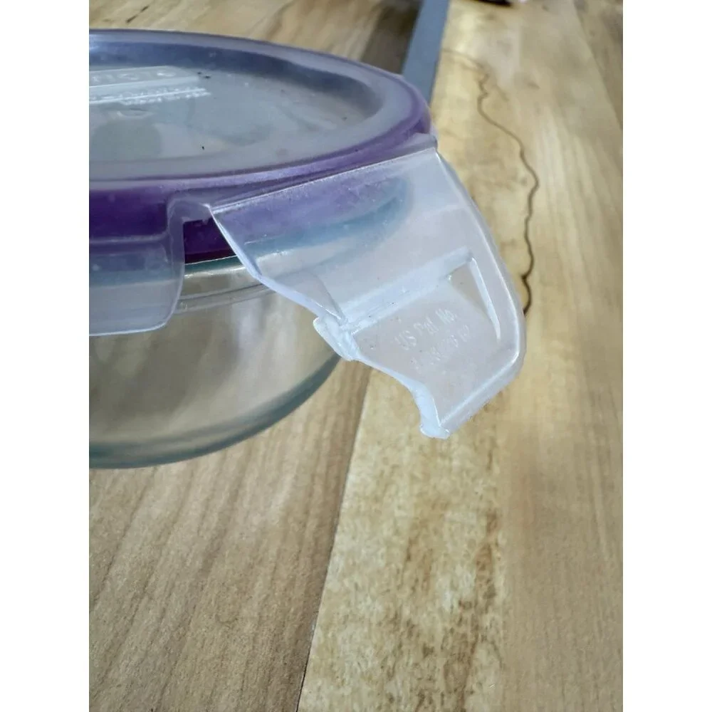 Snapware purple plastic lid with glass ware